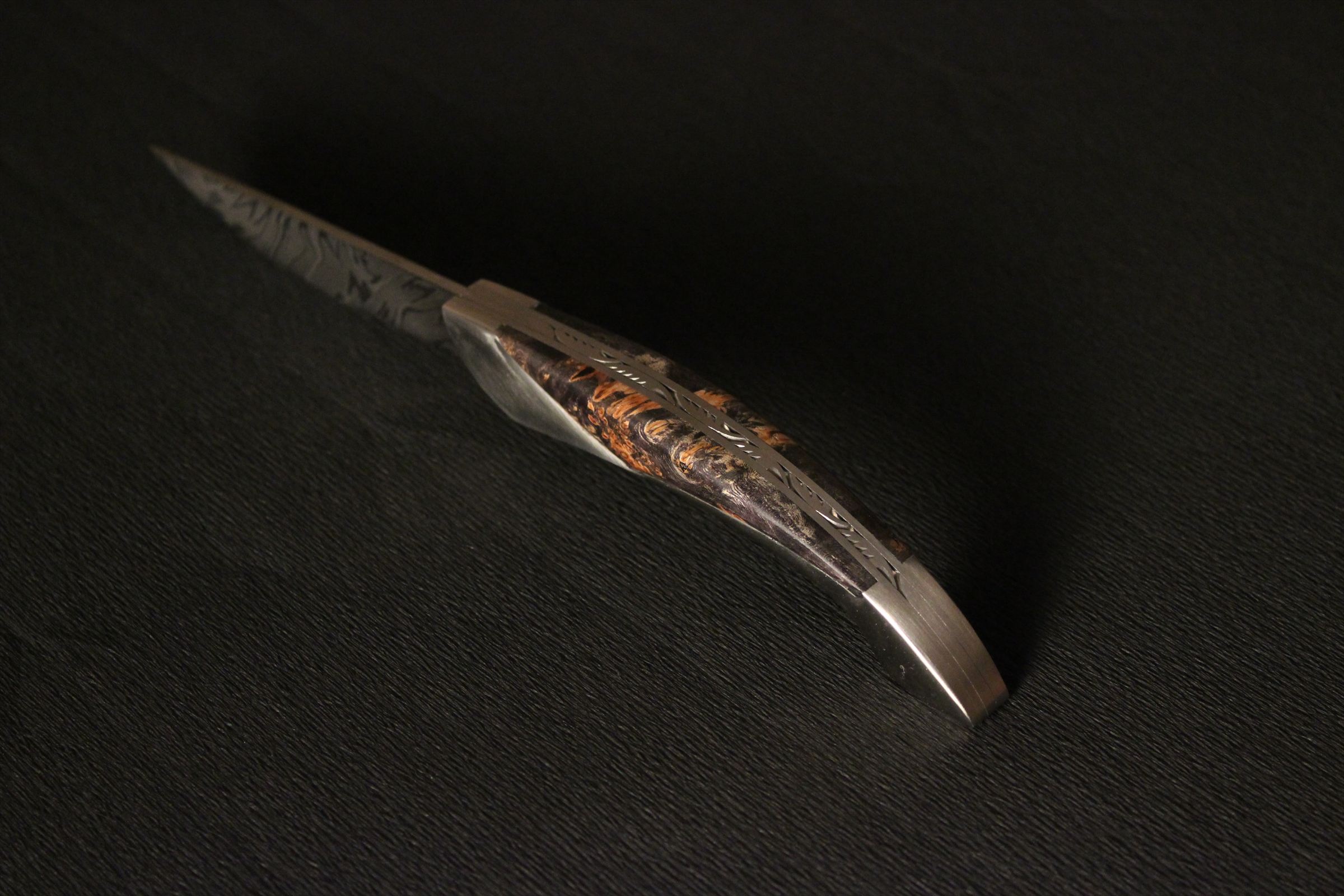 Couteau à lame damassée et manche en loupe, vue en plongée