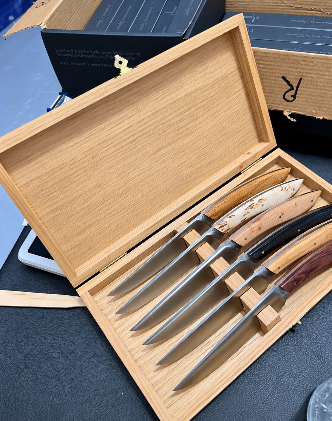Coffret en bois clair contenant six couteaux
