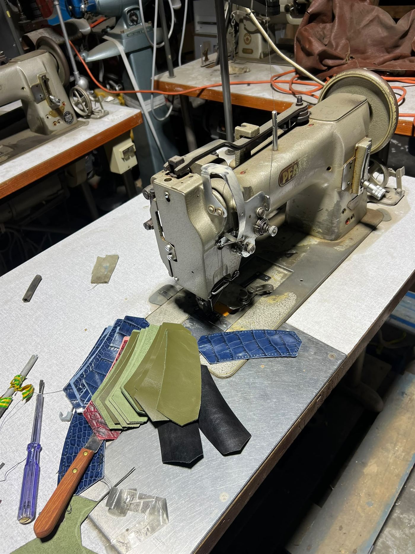 Atelier de couture des étuis en cuir