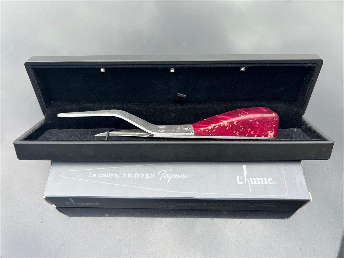 L'Hunic, couteau à huîtres au manche rouge, dans son coffret noir