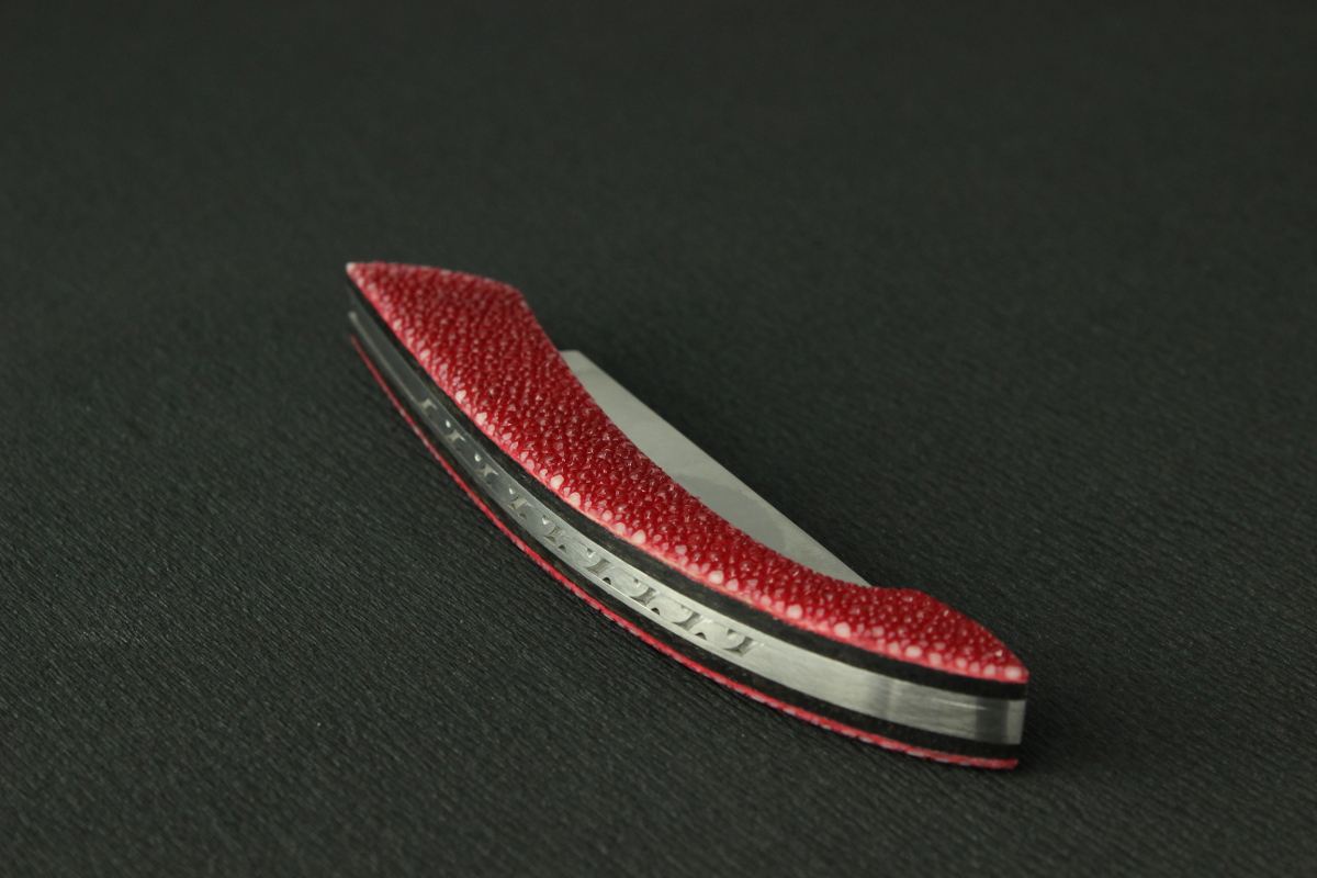 Couteau Monnerie, manche en galuchat rouge