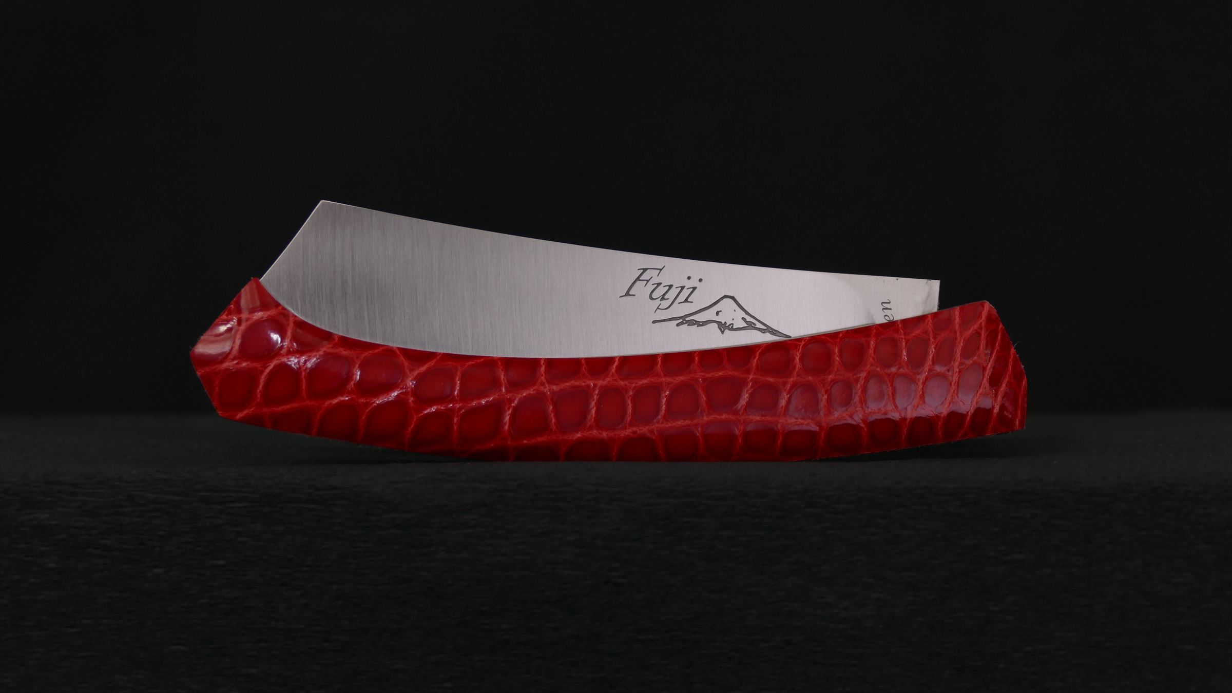Couteau Fuji au manche en cuir de crocodile rouge, lame gravée du mont Fuji